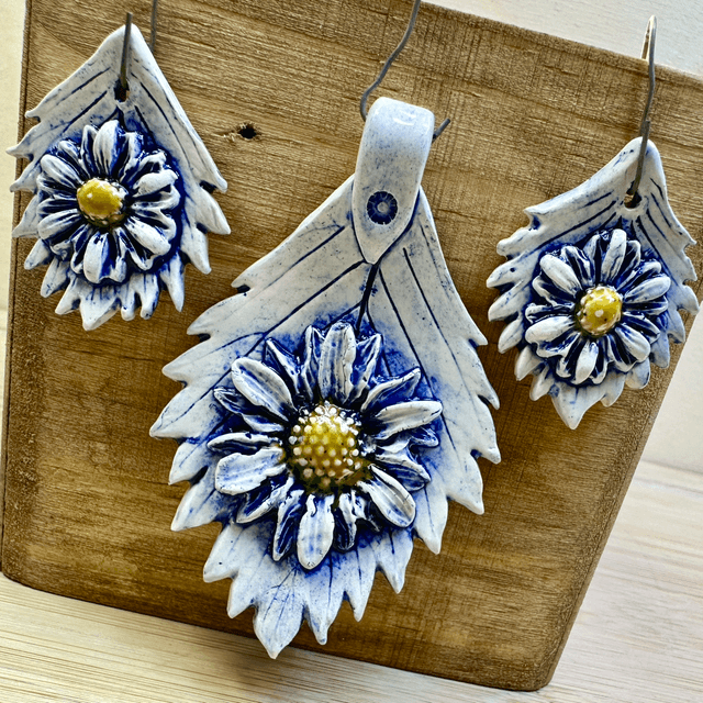 Daisy Necklace and Earrings 